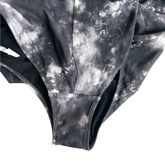 Athleta Supernova Keyhole One Piece Swimsuit Black Size Medium - Picture 6 of 9